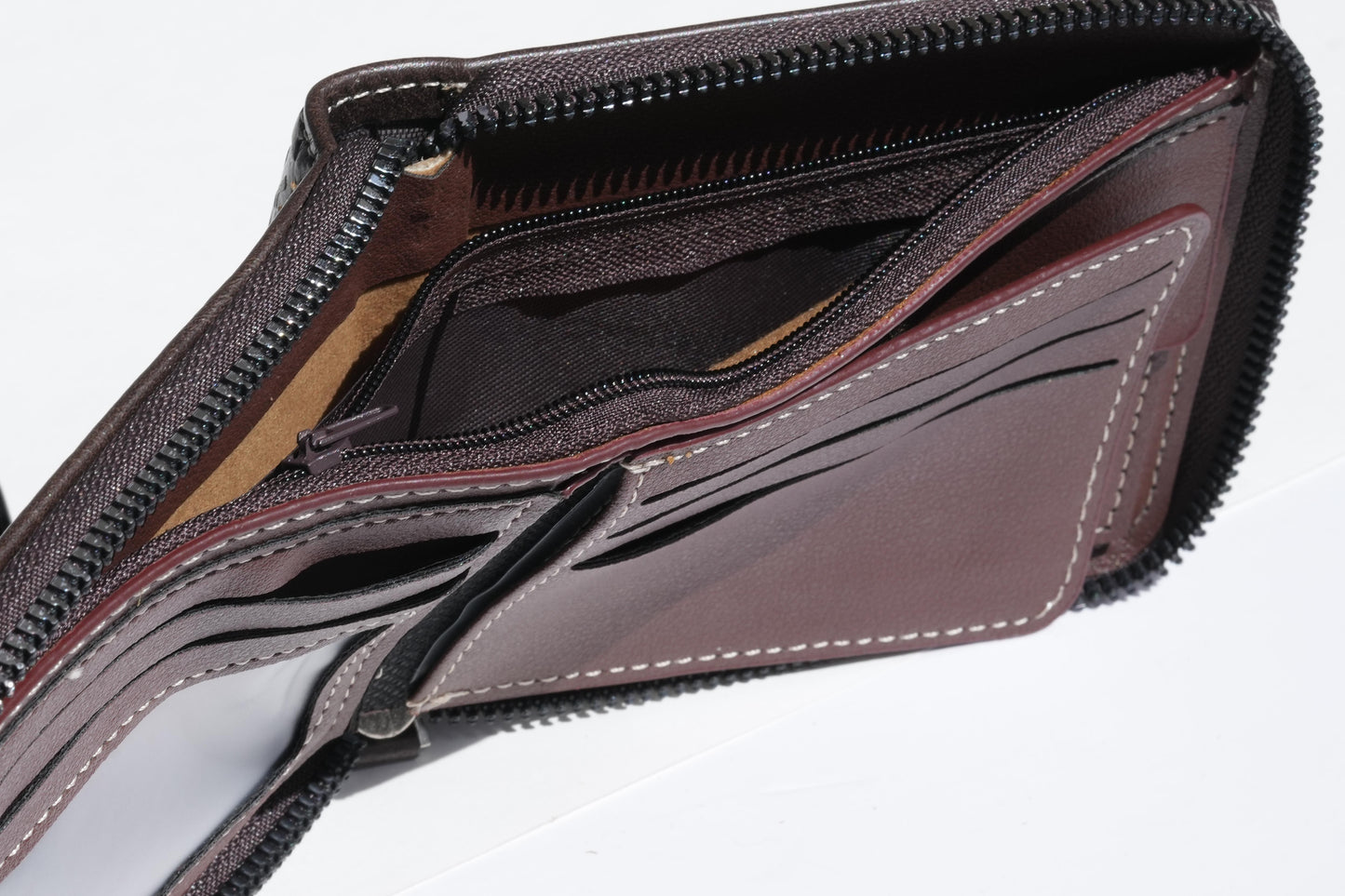 Essential Zipped Wallet – Durable Style in Floater Leather
